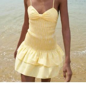 Klänning  - Super gullig klänning från Zara med knyte i bak. Stl L men passar M också, kanske bättre?, prislappen är kvar. (Kan tänka mig byta till storlek M.)