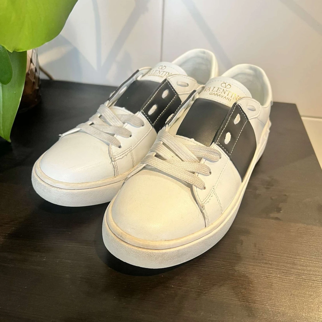 vita sneakers med svart rand - 1