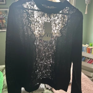 Svart tröja med spets - Jättefin stickad tröja med spets från Zara i nyskick som både går att klä upp och ner🖤