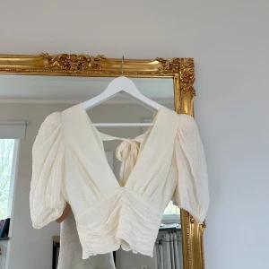 Blus med rosett - Så fin blus från Gina med rosett som knyts där bak. Sparsamt använd!!🤍🤍