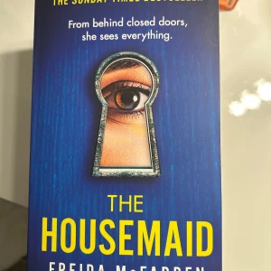 The Housemaid - Spännande bok av Frieda McFadden, 'The Housemaid', med en mystisk och fängslande handling. Perfekt för dig som älskar psykologiska thrillers och oväntade vändningar.