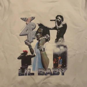 Vit hoodie från Icon  - Säljer en stilren vit hoodie från Icon. Den har en klassisk design med långa ärmar och en praktisk ficka framtill. Perfekt för en avslappnad look. Helt deadstock. Passar L, också mer baggy för M. Använts 1 gång bara 