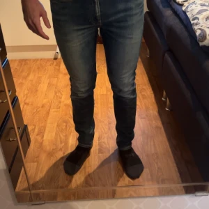 Calvin Klein Jeans - Säljer ett par jeans från Calvin Klein i storlek 30x30.  Smal passform på jeansen med ett skönt stretchigt material. Person på bild ca 177cm
