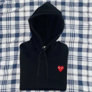 CDG Hoodie - Skick: 8.5/10, inga defekter endast lite nopprig vid vissa ställen | Storlek S men kan passa XS, passar bra på mig som är 170 | Pris kan diskuteras! 