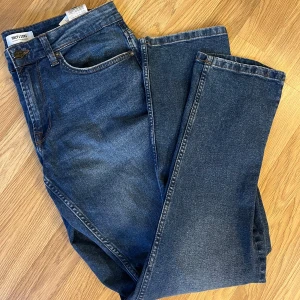 Blå jeansbyxor från only & sons - Snygga blå jeansbyxor från Only & sons, säljer åt min man då han använt dessa en gång. Hoppas verkligen dessa snygga jeans kommer till användning för någon annan😊W30/L32