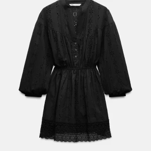 Svart klänning från Zara - Snygg svart klänning från Zara med broderade detaljer och knappar framtill. Helt nyskick säljer då den är för kort 