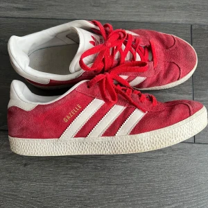 Röda Adidas Gazelle sneakers - Snygga röda Adidas Gazelle sneakers. Storlek 38❤️‍🔥