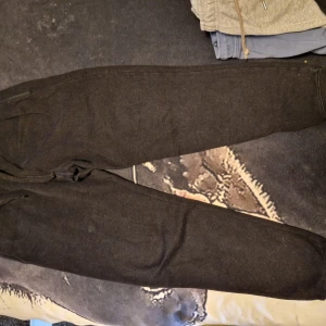 Fyra par mjukisbyxor i olika färger - Säljer fyra par mjukisbyxor i svart, ljusgrå och mörkgrå. Perfekta för en avslappnad stil med elastisk midja och snörning. Byxorna är tillverkade i mjukt material för extra komfort.