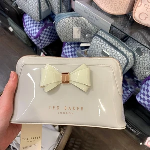 Ted Baker clutch bag - Ted baker clutch bag köpt i London. Går att använda som söt necessär också💞Superfin och och ny med tag kvar😊