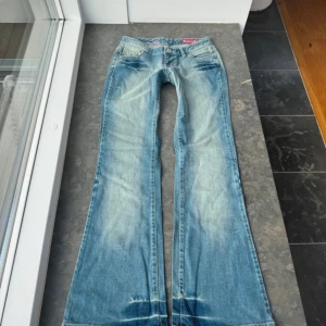Blå jeans med broderad detalj! - Otroligt snygga jeans som tyvärr inte passar mig och har därför ingen bild på! Midjemått tvärsöver är 38,5 cm, midjehöjden 18 cm och innebenslängden är 85 cm. 🫶🩷