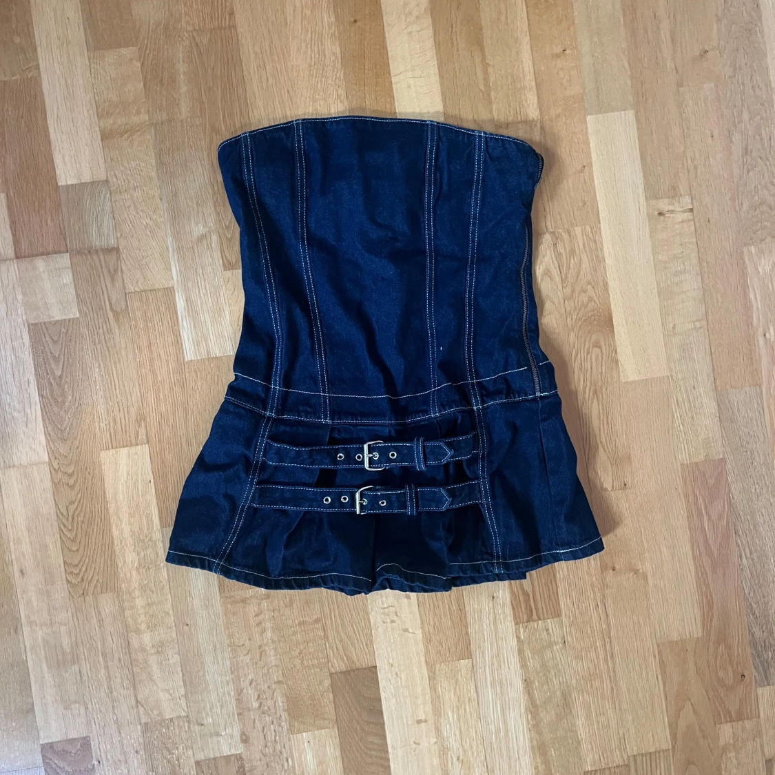 Mörkblå axelbandslös klänning från pull and bear - 1