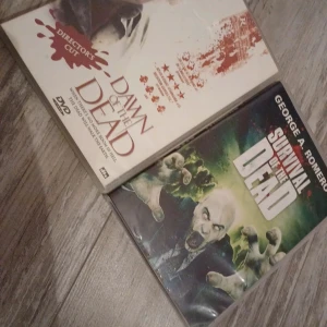 Dawn of the Dead och Survival of the Dead DVD - Säljer två DVD-filmer: 'Dawn of the Dead' Director's Cut och 'Survival of the Dead' av George A. Romero. Perfekt för zombie-filmälskare som vill ha en skräckfylld filmkväll. Båda filmerna kommer i sina originalfodral.