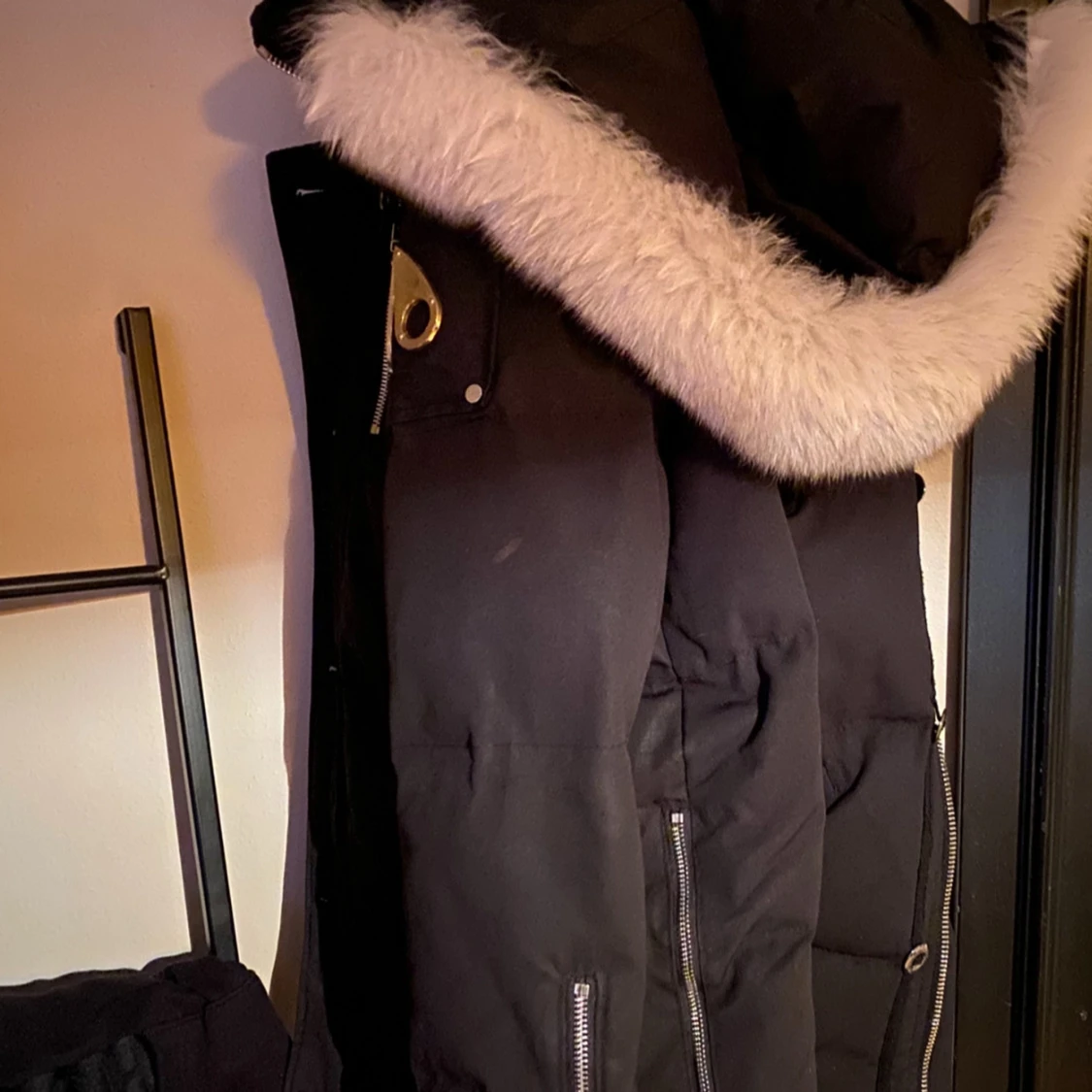 Svart dunjacka med pälsdetaljer - 1