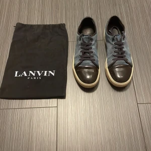 Lanvins - Fina Lanvin skor i bra skick. Lite skavd på insidan: Se 3 bilden. Dustbag medföljer. Skriv vid minsta lilla fundering. Öppen för prisförslag!