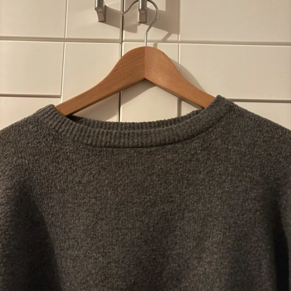 Grå stickad tröja - 1