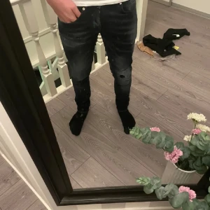 Dondup george  - Sköna o snygga dondups med lite slitet look och trendiga slitningar, storlek 32 slim fit 