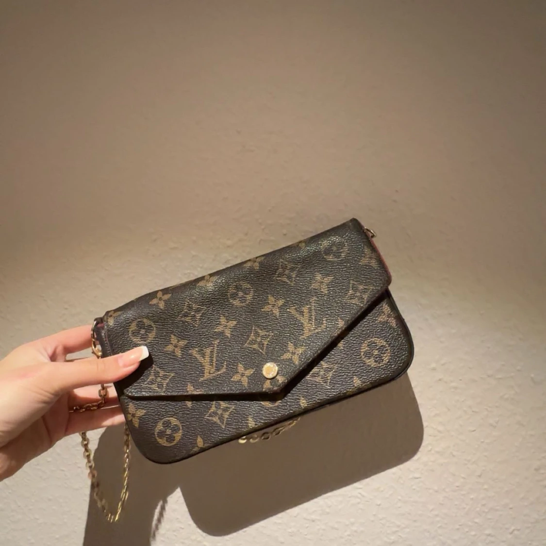 Mönstrad axelväska med kedja