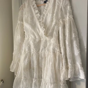 Vit studentklänning  - Säljer min fina studentklänning! Endast använd en gång på min egna student🙌🏼