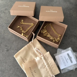 Guldarmband/halsband från Mockberg - Två eleganta guldsmycken från Mockberg. Perfekta för att lägga till en touch av lyx till din outfit. Levereras i originalförpackning med tillhörande påsar. Nypris: 1300. Endast armbandet 350kr endast halsbandet 400 . Använda vid ett tillfälle. Paket kartongen är fortfarande kvar. armbandet är sålt!)