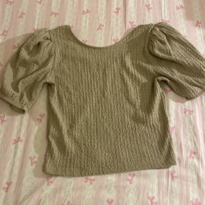 Beige topp från lager157 - Säljer en beige topp från lager157 med puffiga kortärmar💕