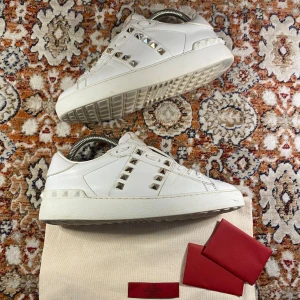 Valentino Skor - Hej! Säljer nu mina skor från märket Valentino , storlek 37, bra skick dustbag och extra nitar ingår. Givetvis äkta, Tveka inte på att höra av dig om du har frågor eller funderingar kring skorna!