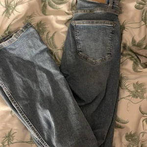 Low waist jeans - Lowwaist jeans från Gina . Fint med lite slit där nere !