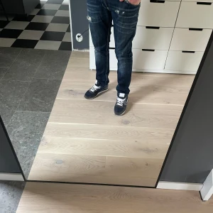 Dondup jeans - Riktigt snygga Dondup jeans som är i ett hyfsat skick. Dessa är i storlek 33 men sitter mer som 32 skulle jag säga. De är också upplagda        (bild 4 & 5). Sitter bra i längden på mig som är 185. Tveka inte att höra av dig. 