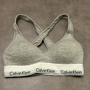 Calvin klein bh  - Ingen lapp så vet inte storleken men troligtvis XS/S. Blekningsfläck på 2e bilden och den är använd och de ser man. Push up bh är de även 