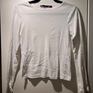 Vit långärmad tröja  - Säljer ett enkel basplagg från Lager 157 i storlek XS. Köparen står för frakten 🩷
