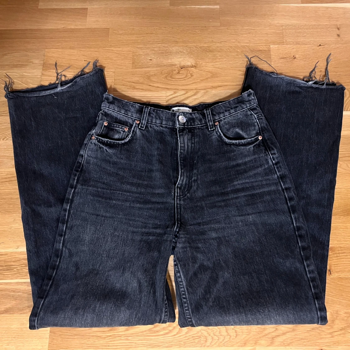 Mörkgråa högmidjade jeans  - 1