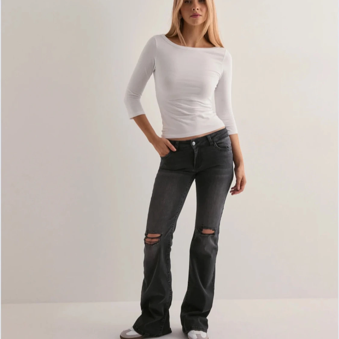 Svarta bootcut jeans med hål. - 2