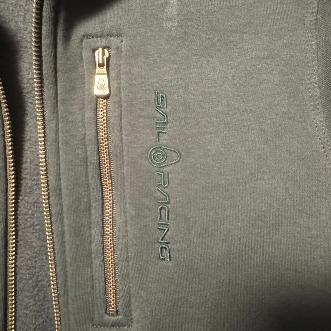 Grå hoodie från Sail Racing - 1