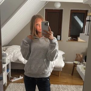 Grå hoodie - Säljer en bekväm grå hoodie med luva och långa ärmar. Perfekt för en avslappnad stil. Väldigt bekväm 