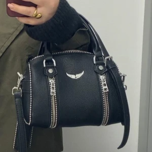 Zadig & Voltaire väska - Säljer nu min älskade Zadig väska som är köpt på zalando❤️ den är inprincip i nyskick så den kommer i dustbag och har inga defekter❤️pris kan absolut diskuteras