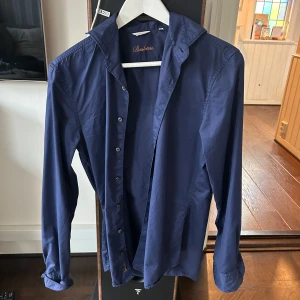 Mörkblå skjorta från Stenströms - Snygg mörkblå skjorta från Stenströms i slimline passform. Sjukt stilren och passar till mycket. Knappt använd. Strl s
