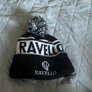 Ravello Mössa - Snygg Svartvit Mössa från Ravello. Sparsamt använd. 