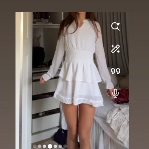 Vit klänning med volanger - Säljer min super söta vita klänning som e från Gina. Har själv sytt till volangen längst ner och den har en litet fläck där framme men annars e den som ny