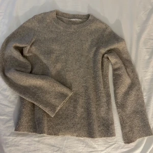 Beige stickad tröja - Mysig beige stickad tröja med rund hals och långa ärmar. Perfekt för kyligare dagar och ger en avslappnad look. Passar bra till jeans eller kjol.