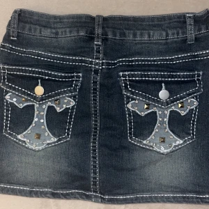2000s Jeanskjol  - Super snygg kjol!  Längd: 25 cm  Midja: 70 cm Höft: 85,cm 
