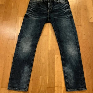 Mörkblå jeans från Smog - Snygga mörkblå jeans från Smog med en klassisk straight fit. De har en lätt tvättad look. Perfekta för en avslappnad stil. 
