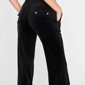 Juicy Couture byxor - Jag säljer ett par snygga svarta juicy byxor pga att jag inte använder dom. Inte använd så många gånger kanske 2-3. För fler bilder är det bara att skriva. Säljs för 500kr ikl frakt 🩷