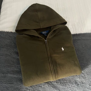 Ralph Lauren Zip Hoodie - Säljer denna snygga Ralph Lauren zip hoodie. Hoodien passar storlek S och är i mycket fint skick!