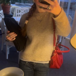 Beige stickad tröja från Carin Wester - Säljer en stilren beige stickad tröja från Carin Wester. Tröjan är ganska nopprig men säkert någonting som går att lösa! Har tyvärr inte fått mycket användning av den. 