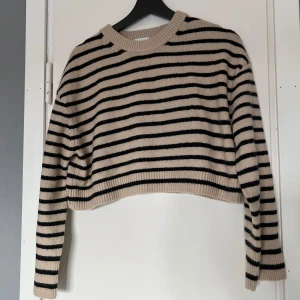 Stickad tröja - Kortare stickad tröja från H&M i storlek S.