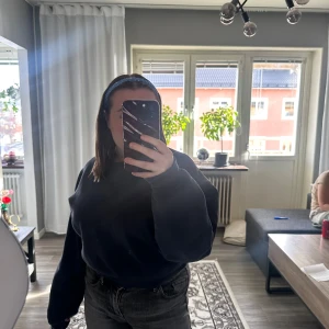 Mörkblå tröja från BikBok - Säljer en stilren mörkblå tröja från BikBok i storlek S. Tröjan har långa ärmar och är kortare i midjan, en klassisk design som passar perfekt till vardags. Perfekt för kyligare dagar!