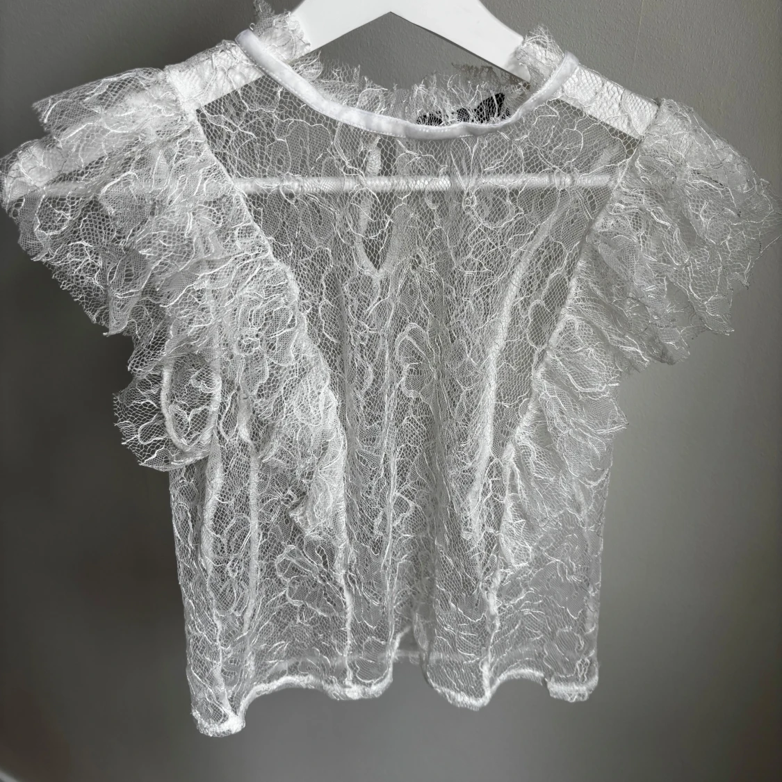 Vit spets blus med volanger - 1