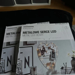 Metall LED hjärta från Smukee - Säljer ett dekorativt metall LED hjärta från Smukee. Perfekt för att hänga upp foton eller små minnen. Hjärtat har en inbyggd LED-belysning som ger ett mysigt sken. En fin inredningsdetalj för hemmet.