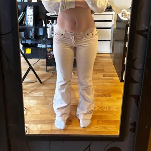 Ljusrosa Levis 518 Superlow Bootcut Jeans -  ljusrosa Levis 518 Superlow Bootcut jeans. Säljer då dem sitter lite tajt på  mig. Står ingen storlek men skulle säga att dem är som en s💖
