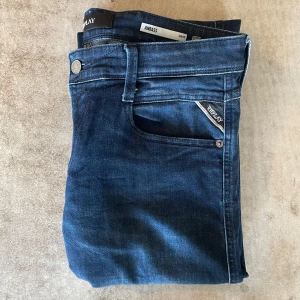 Blåa Replay Anbass Jeans - // Replay | Nytt skick | Nypris runt 1800 | Storlek W32 L32  | Hör av dig vid fler frågor // ressellfabriken 