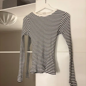Randig ribbad tröja - Säljer en stilren svartvit randig tröja med ribbad struktur. Formar sig fint. Hör av er vid funderingar eller om ni vill ha bilder med hur plagget sitter på mig. Titta gärna in mina andra plagg!